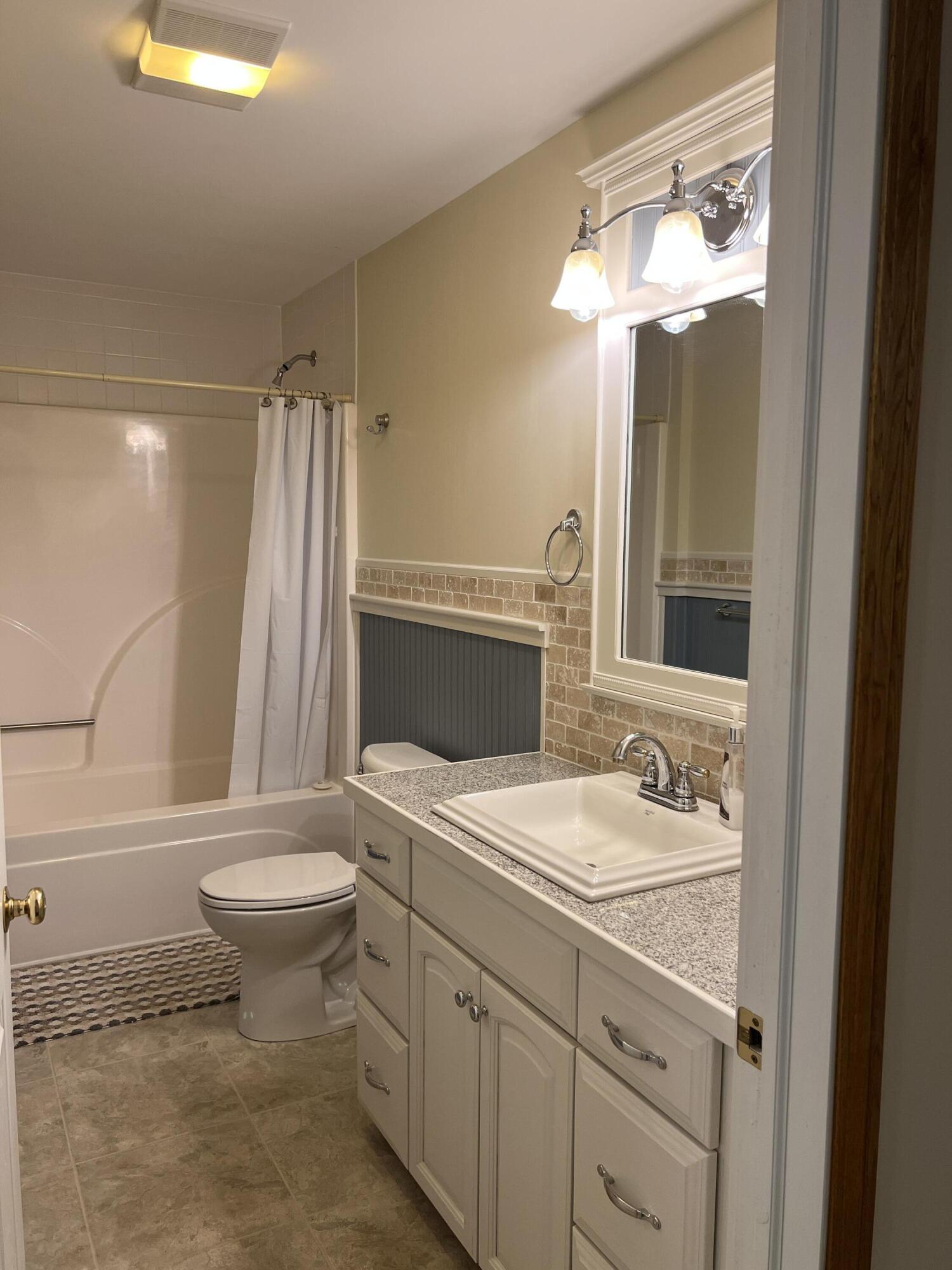 23568 Bohn Road Belleville, MI 48111 - Photo 27 of 51 Main Bath (3)