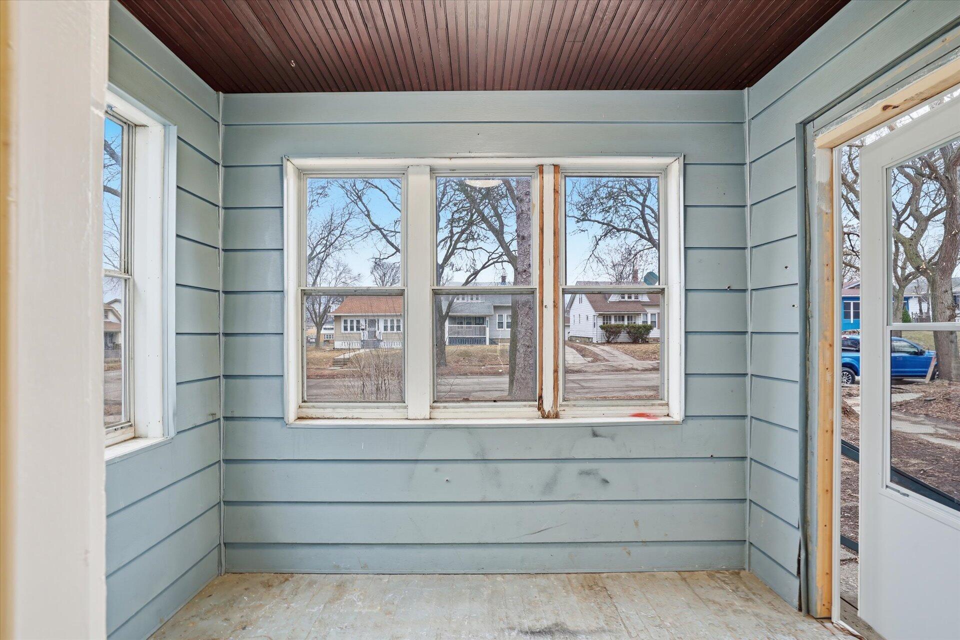 2473 North 57th Street Milwaukee, WI 53210 - Photo 2 of 25 2 Three Seasons Porch