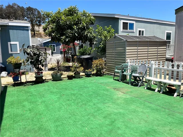 a view of a house with backyard