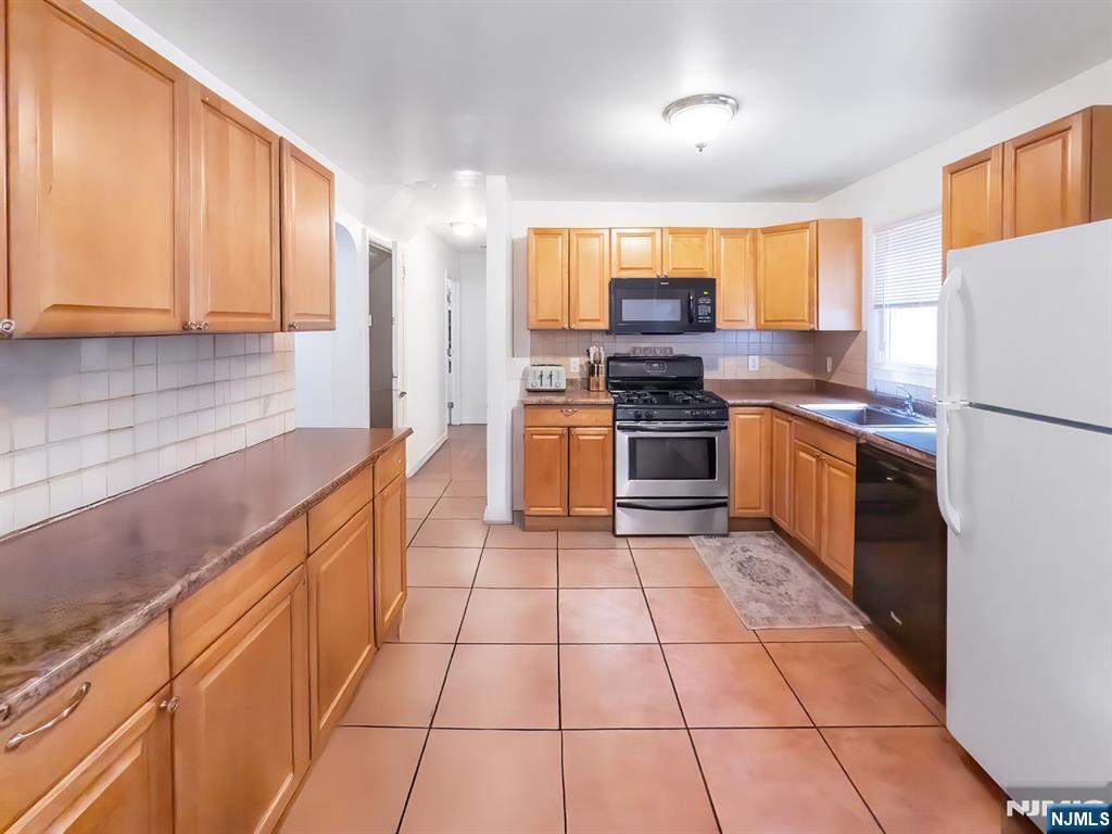 19 Bedford Road Dumont, NJ 07628 - Photo 7 of 39