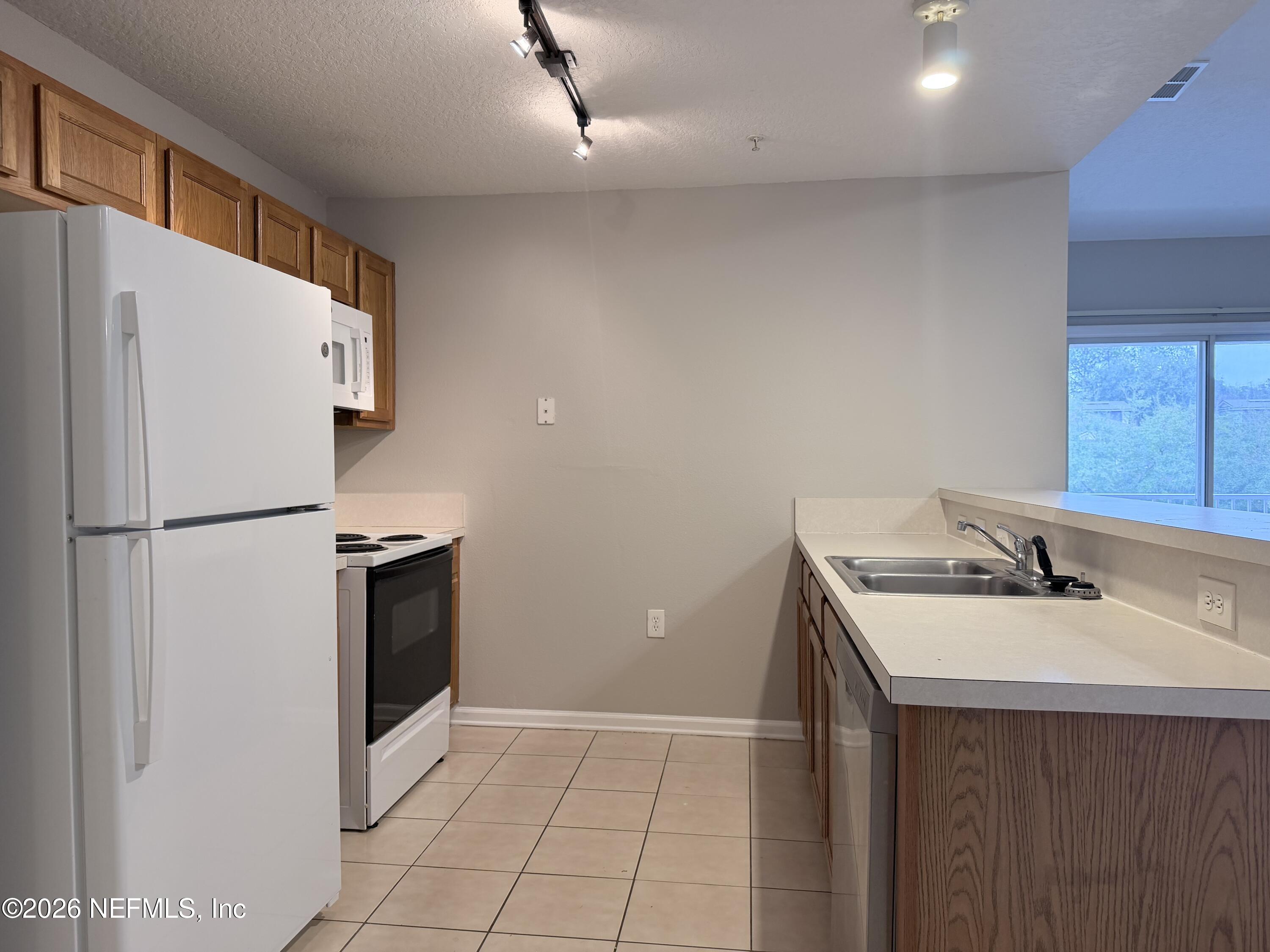 7920 Merrill Road, Unit 1811 Jacksonville, FL 32277 - Photo 5 of 11 Kitchen