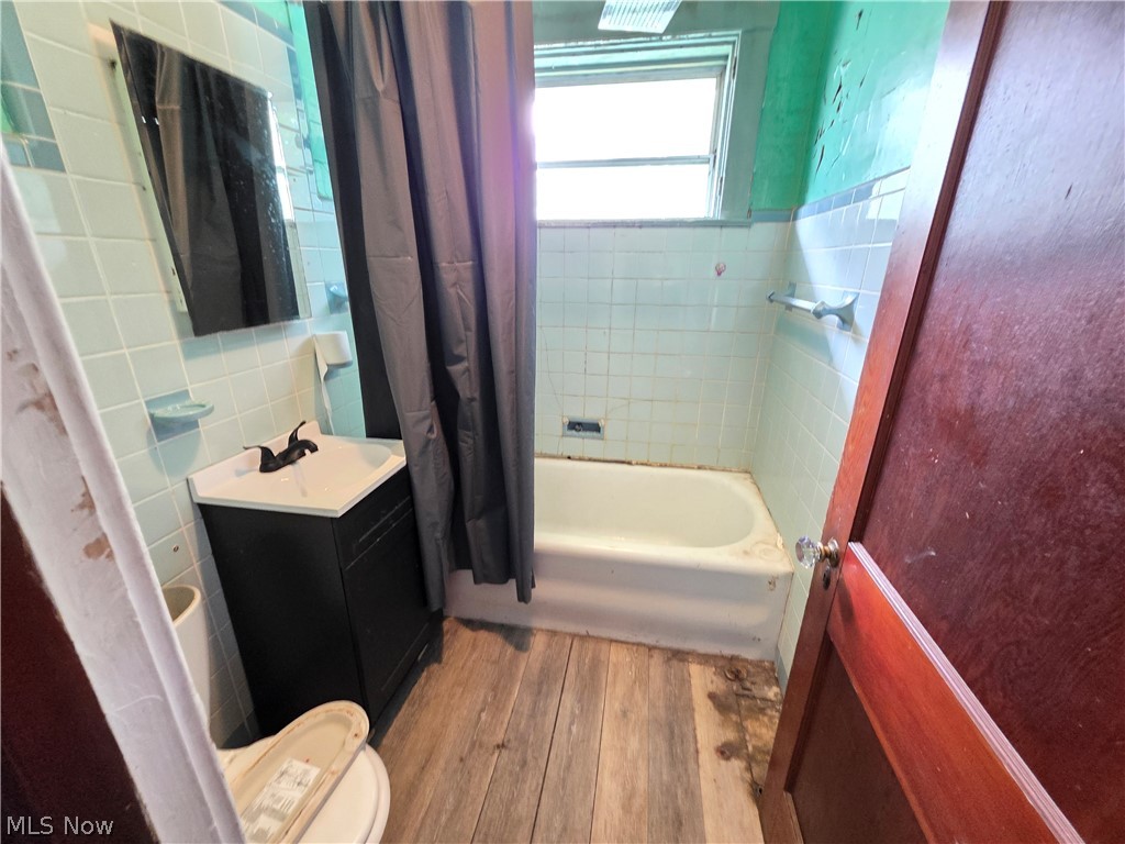 1801 West Prospect Road Ashtabula, OH 44004 - Photo 12 of 35 full bathroom picture