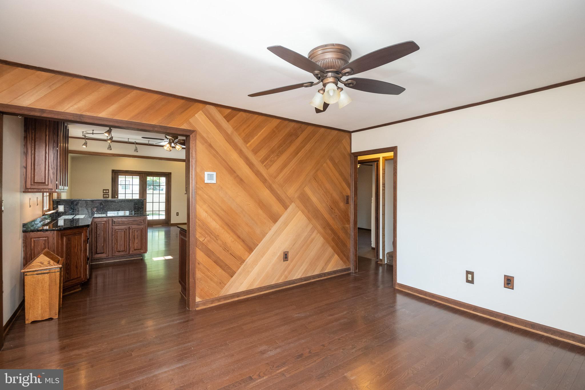 43 Honeycomb Road Baltimore, MD 21220 - Photo 4 of 28 Living Room