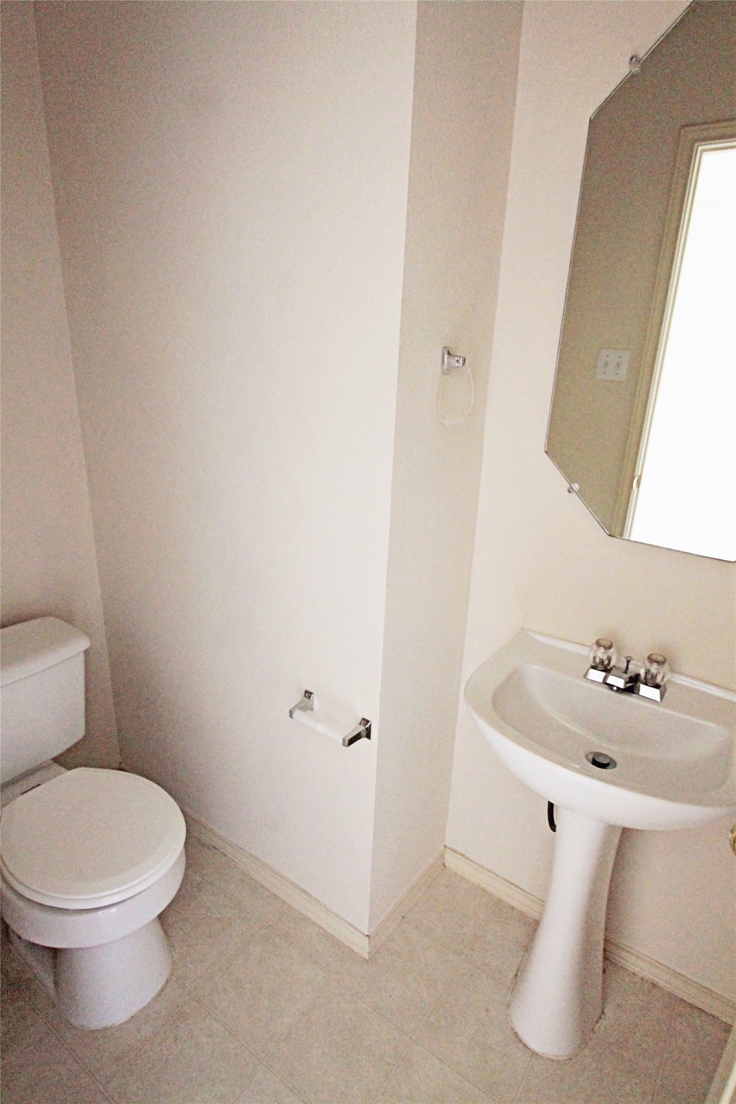 1821 Friars Tale Lane Austin, TX 78748 - Photo 9 of 20 Bathroom featuring toilet and baseboards