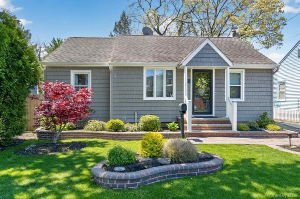 $629,000 | 105 North Hamilton Avenue, Lindenhurst, NY 11757
