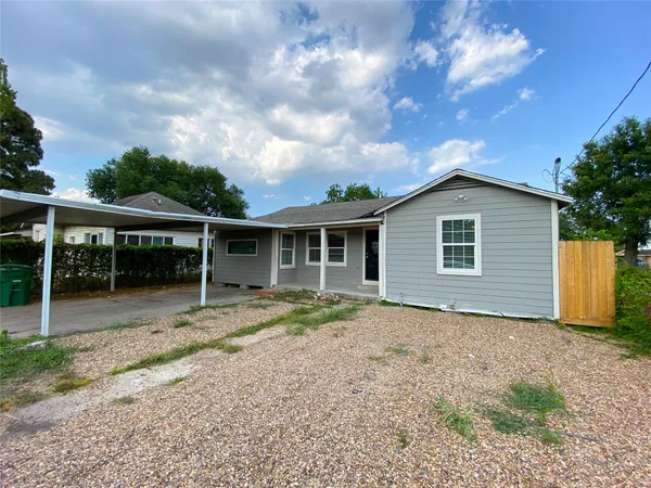 a view of a house with backyard and garden