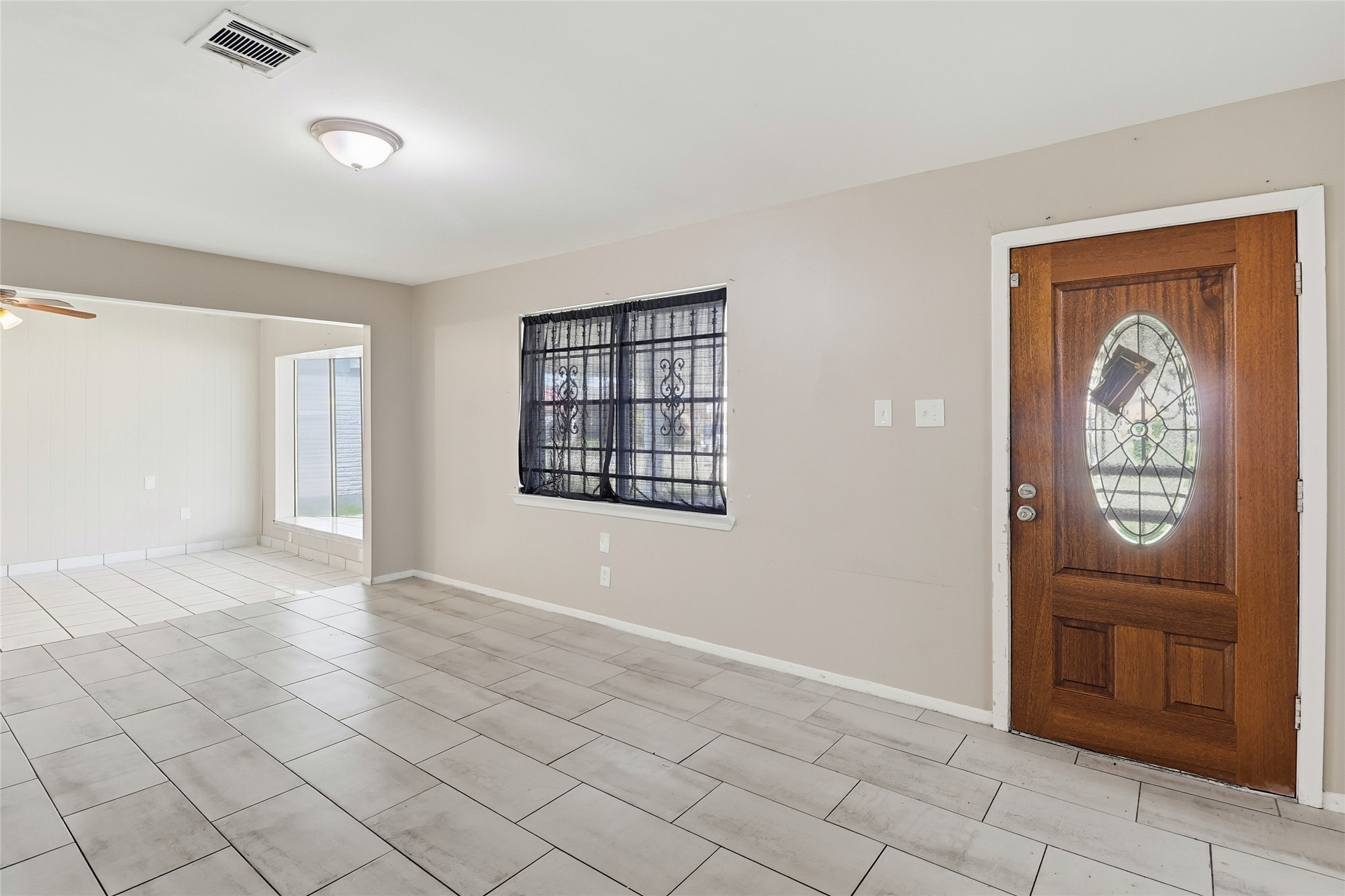 6226 Antha Street Houston, TX 77016 - Photo 3 of 23 an empty room with windows