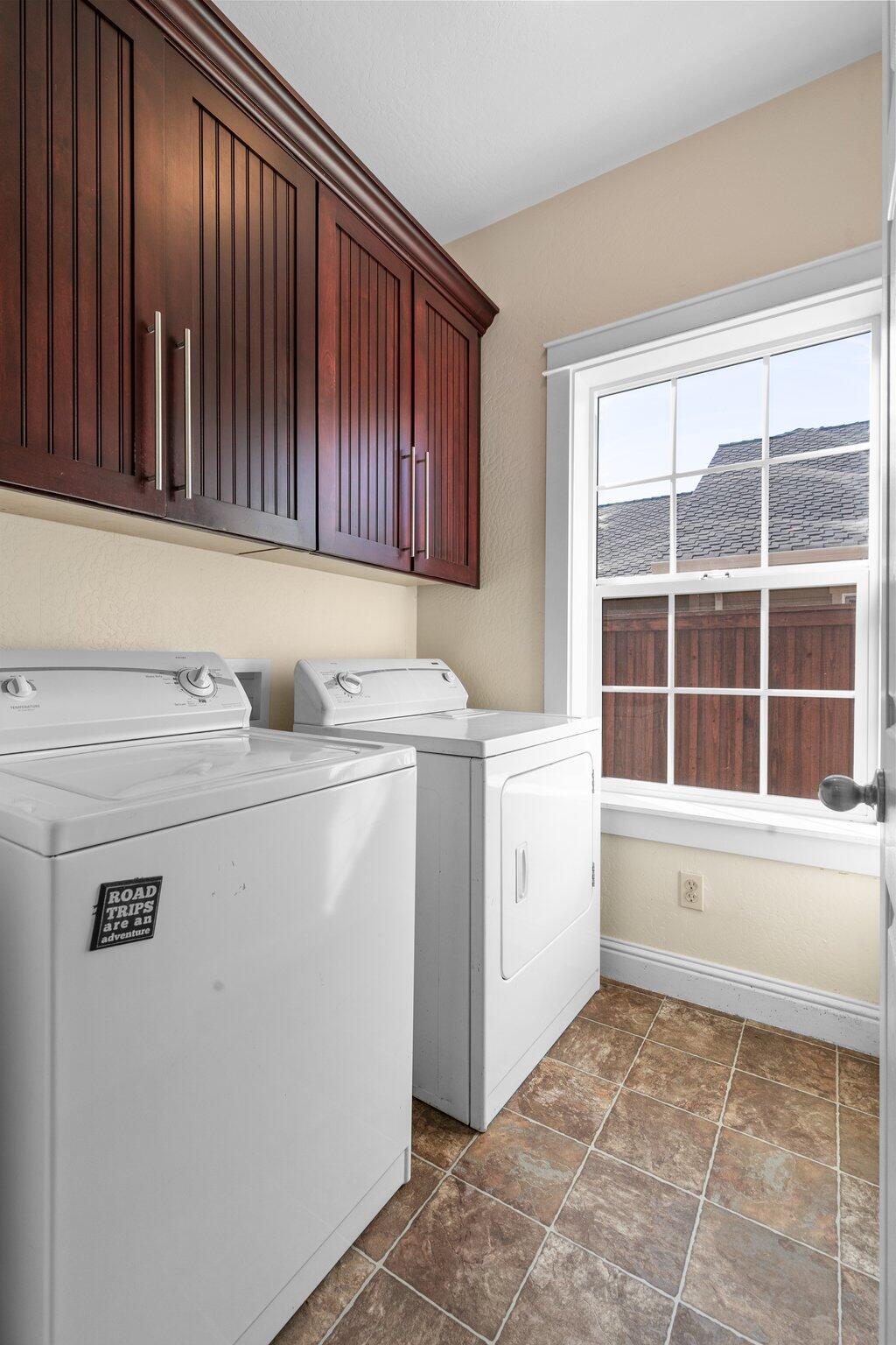 1965 Rabun Way Central Point, OR 97502 - Photo 29 of 47 a utility room with dryer and washer