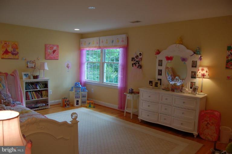 1000 Russell Road Alexandria, VA 22301 - Photo 20 of 30 Bedroom #3