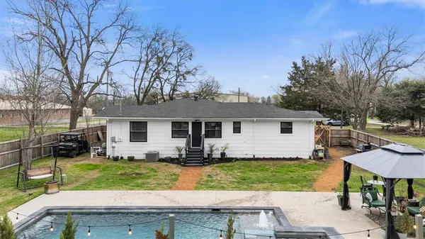 a view of a yard in front of house