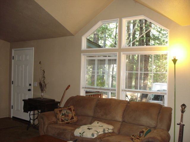 7560 Brett Road Shingletown, CA 96088 - Photo 7 of 13 Living Room