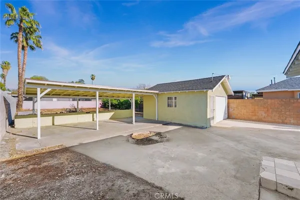 a view of a garage