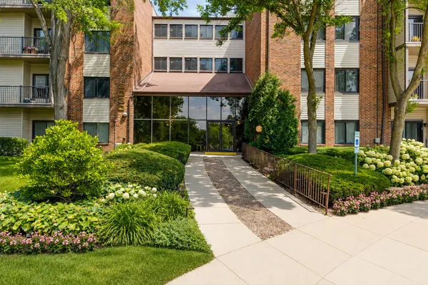 $329,000 | 3030 Pheasant Creek Drive, Unit 405, Northbrook, IL 60062