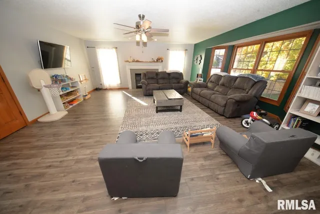 $415,000 | 501 Cardinal Drive, Mount Vernon, IL 62864