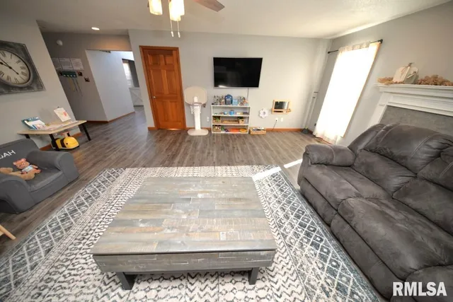 $415,000 | 501 Cardinal Drive, Mount Vernon, IL 62864