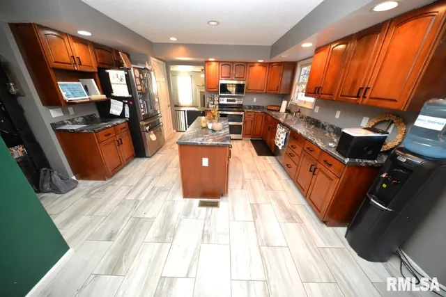 $415,000 | 501 Cardinal Drive, Mount Vernon, IL 62864