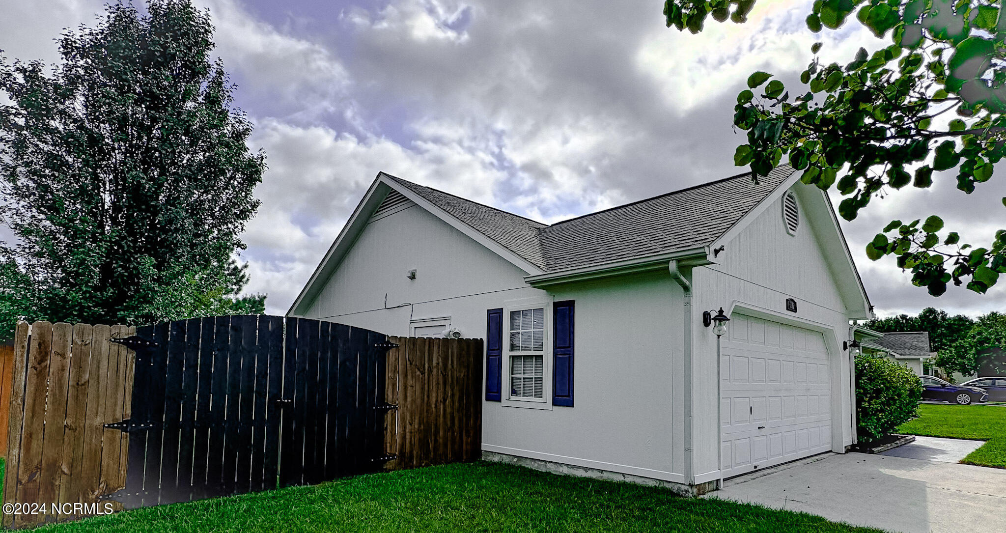 206 Parnell Road Hubert, NC 28539 - Photo 39 of 42 2 car garage