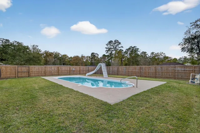 a view of a backyard