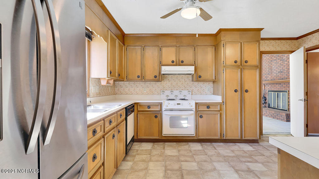 306 Bretonshire Road Wilmington, NC 28405 - Photo 7 of 38 306BretonshireRoad-08