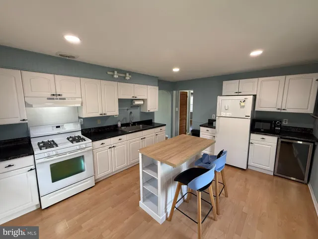 $2,050 | 503 West Lawn Avenue, Reading, PA 19609