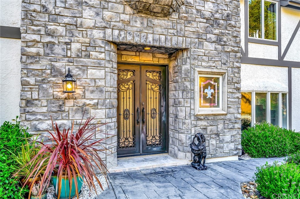 22963 Cass Avenue Woodland Hills, CA 91364 - Photo 25 of 66 Heavy front door. Latchless.