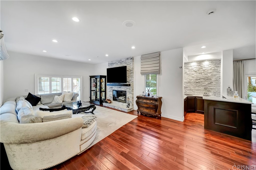 22963 Cass Avenue Woodland Hills, CA 91364 - Photo 31 of 66 Family room