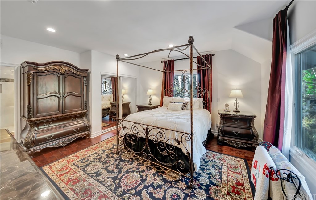 22963 Cass Avenue Woodland Hills, CA 91364 - Photo 44 of 66 Large guest room with jack and jill bathroom