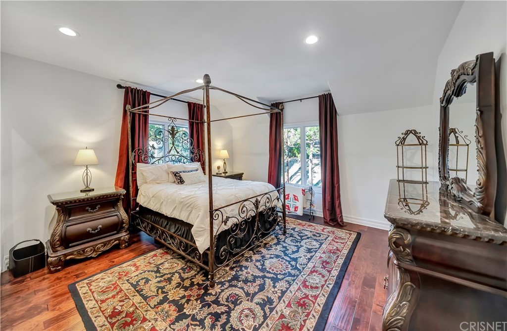 22963 Cass Avenue Woodland Hills, CA 91364 - Photo 45 of 66 Large guest room with jack and jill bathroom