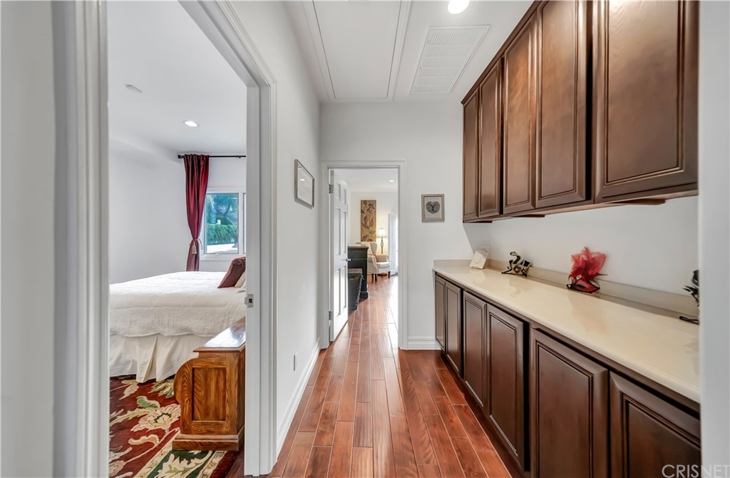 22963 Cass Avenue Woodland Hills, CA 91364 - Photo 53 of 66 Hallway between upstairs guest rooms