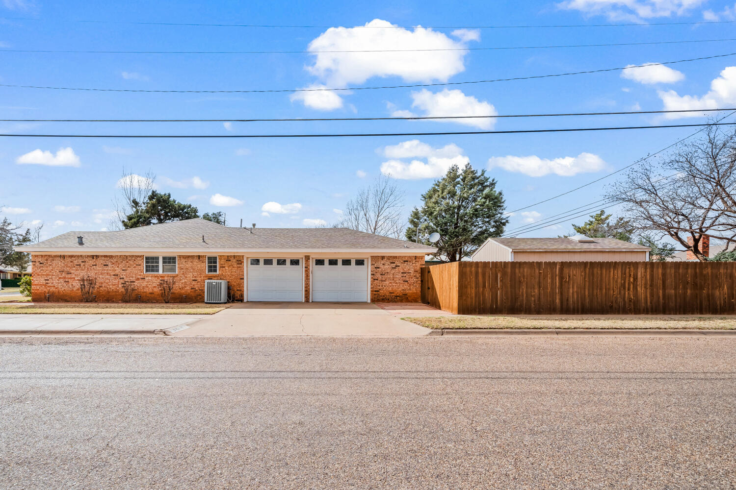 1500 West Lynn Street Slaton, TX 79364 - Photo 3 of 37 a view of a terrace