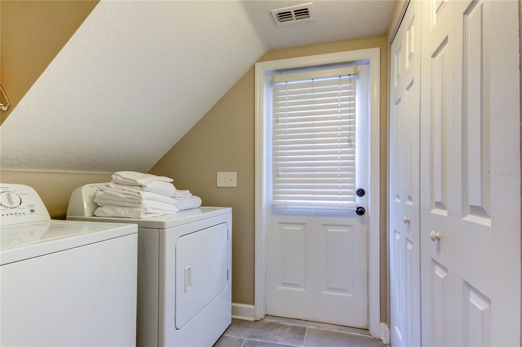 2123 West Spruce Street Tampa, FL 33607 - Photo 15 of 40 a utility room with dryer and washer