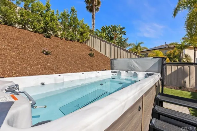 a view of an house with backyard and plants