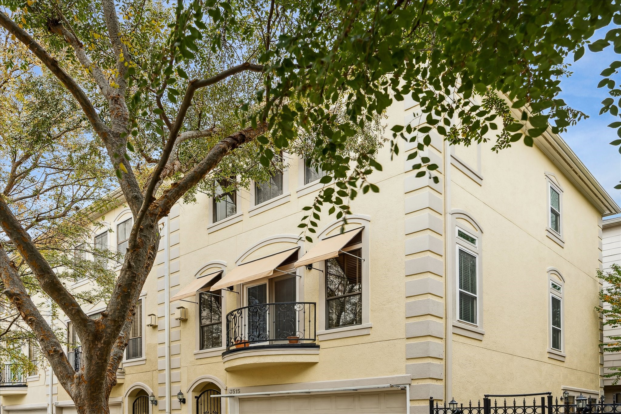 3515 Yupon Street Houston, TX 77006 - Photo 9 of 41 a front view of a building