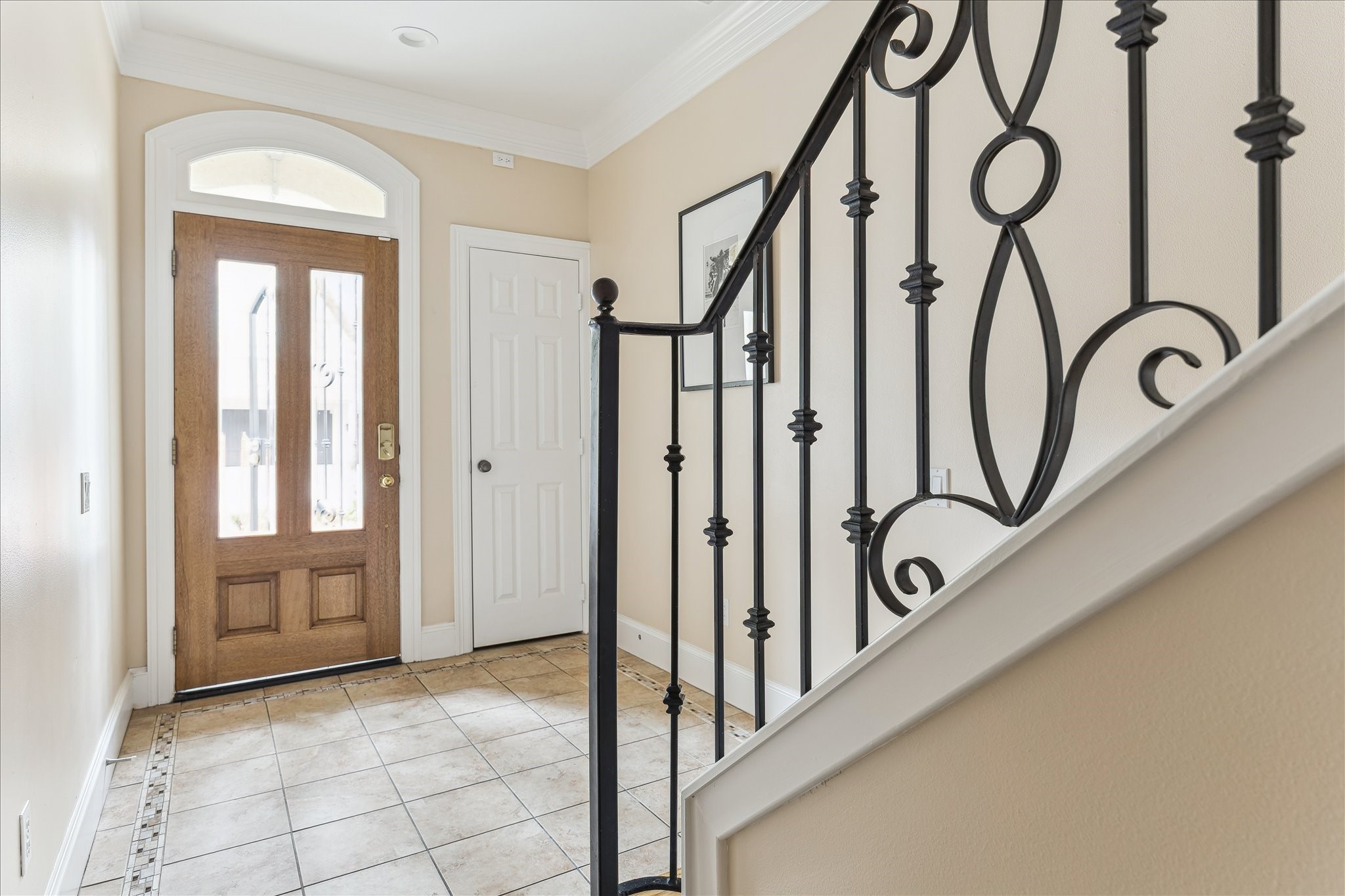 3515 Yupon Street Houston, TX 77006 - Photo 2 of 41 a view of a hallway with windows