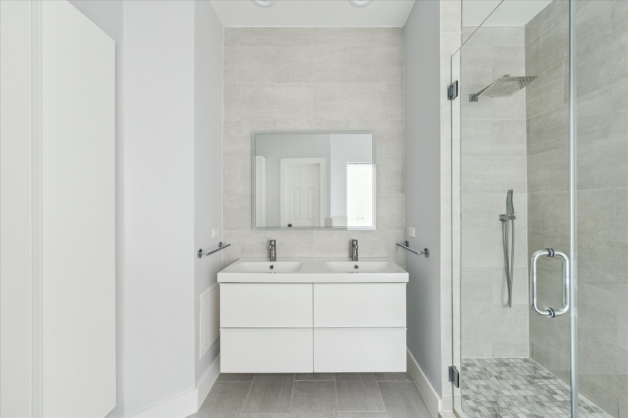 3515 Yupon Street Houston, TX 77006 - Photo 28 of 41 a bathroom with a sink vanity tub and shower