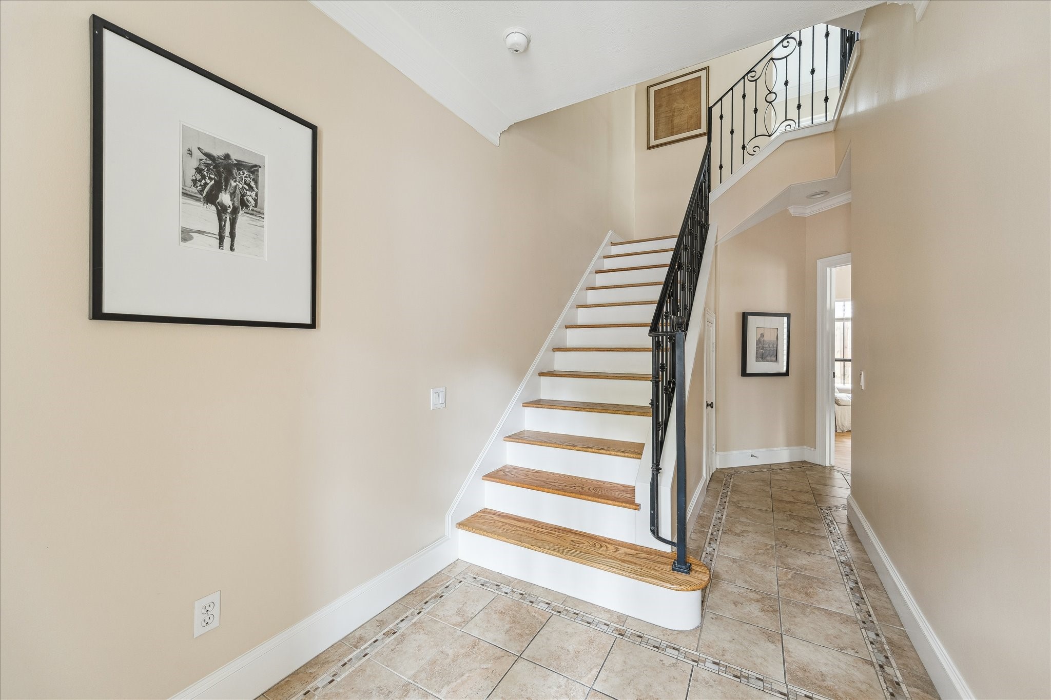 3515 Yupon Street Houston, TX 77006 - Photo 3 of 41 a view of a hallway with staircase
