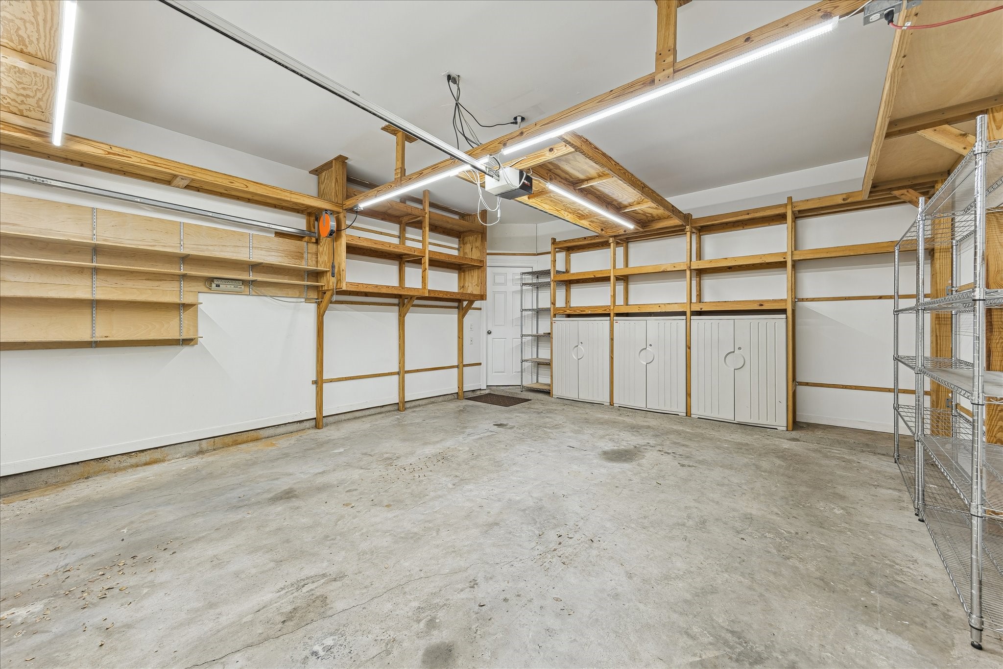 3515 Yupon Street Houston, TX 77006 - Photo 32 of 41 a view of a garage