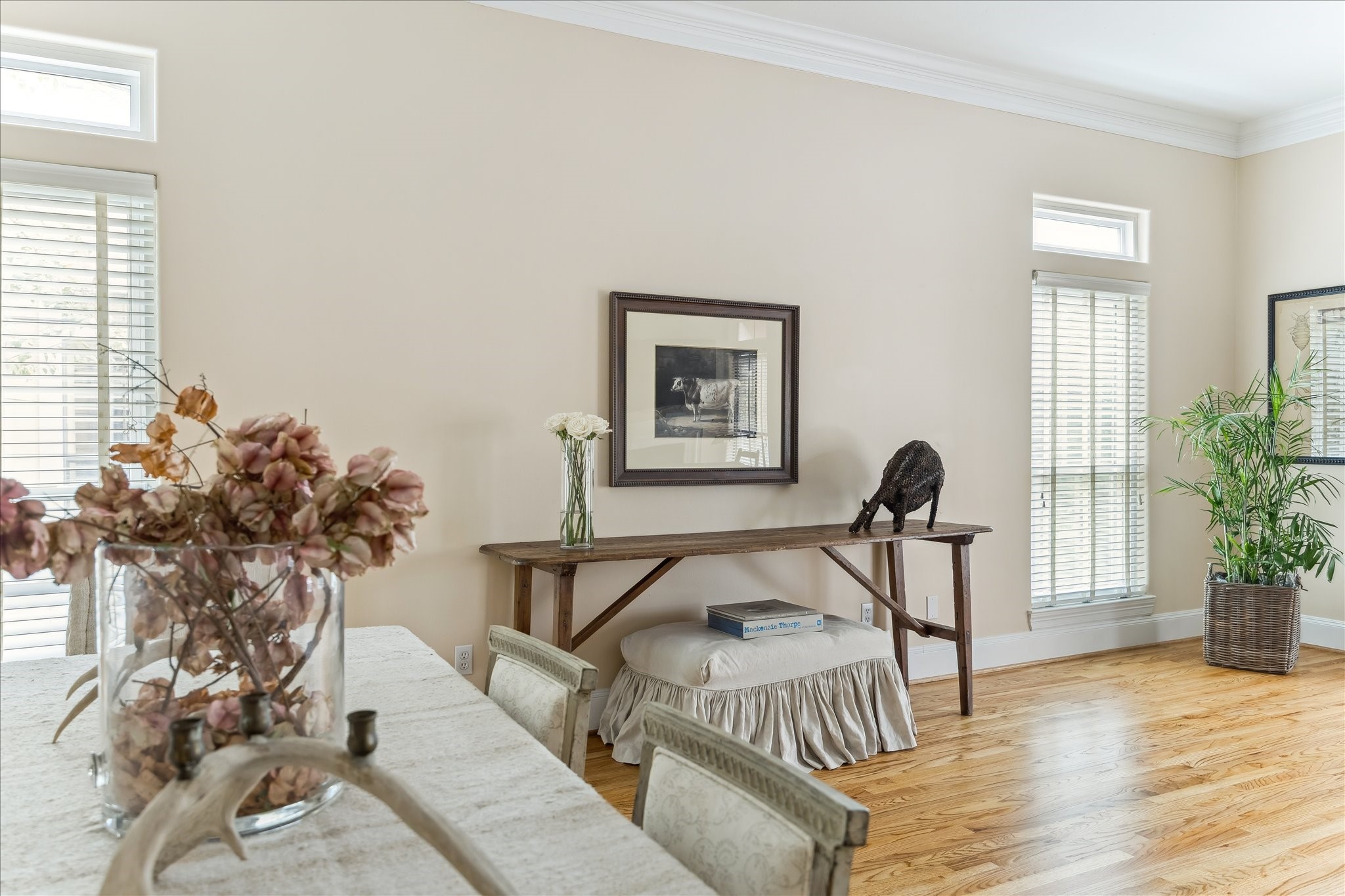 3515 Yupon Street Houston, TX 77006 - Photo 4 of 41 a living room with furniture and a potted plant