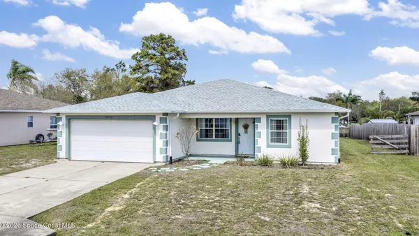 a front view of house with yard