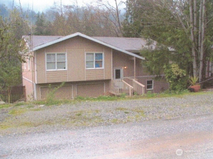 533 Reed Way Sedro-Woolley, WA 98284 - Photo 2 of 6 a view of a house with a yard