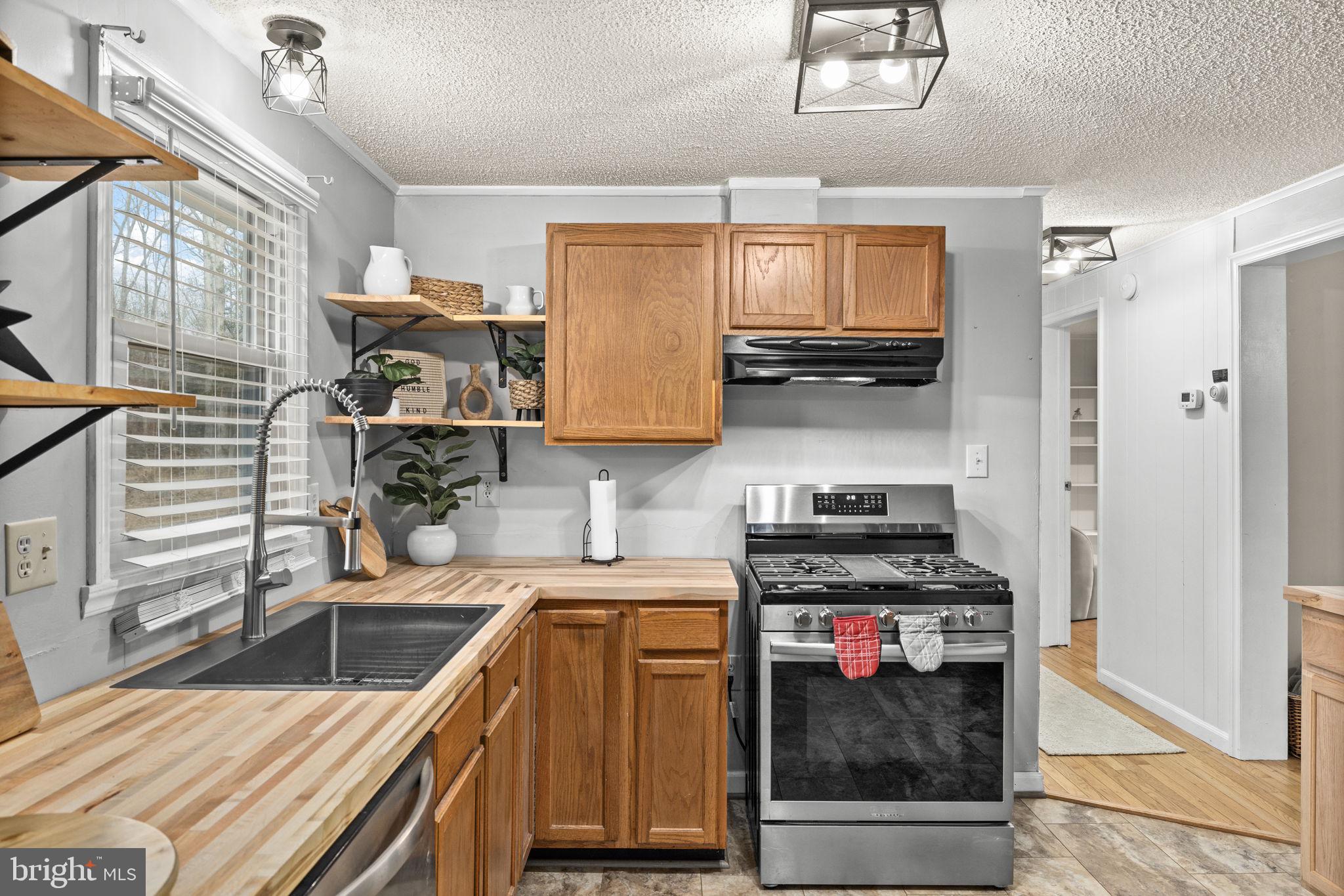 9523 Brock Road Spotsylvania, VA 22553 - Photo 20 of 44 a kitchen that has a lot of cabinets in it