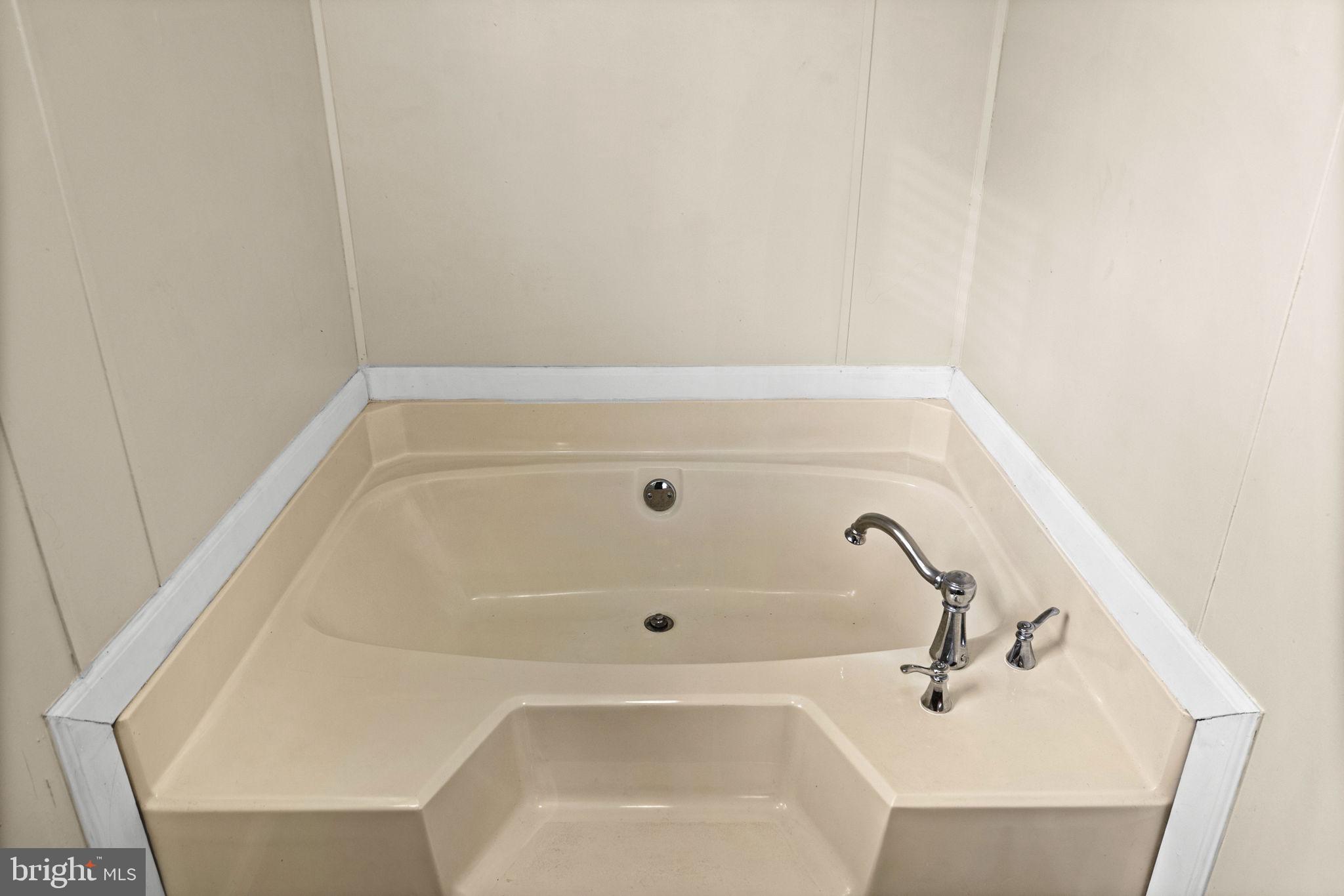 9523 Brock Road Spotsylvania, VA 22553 - Photo 30 of 44 a close up of a bathtub