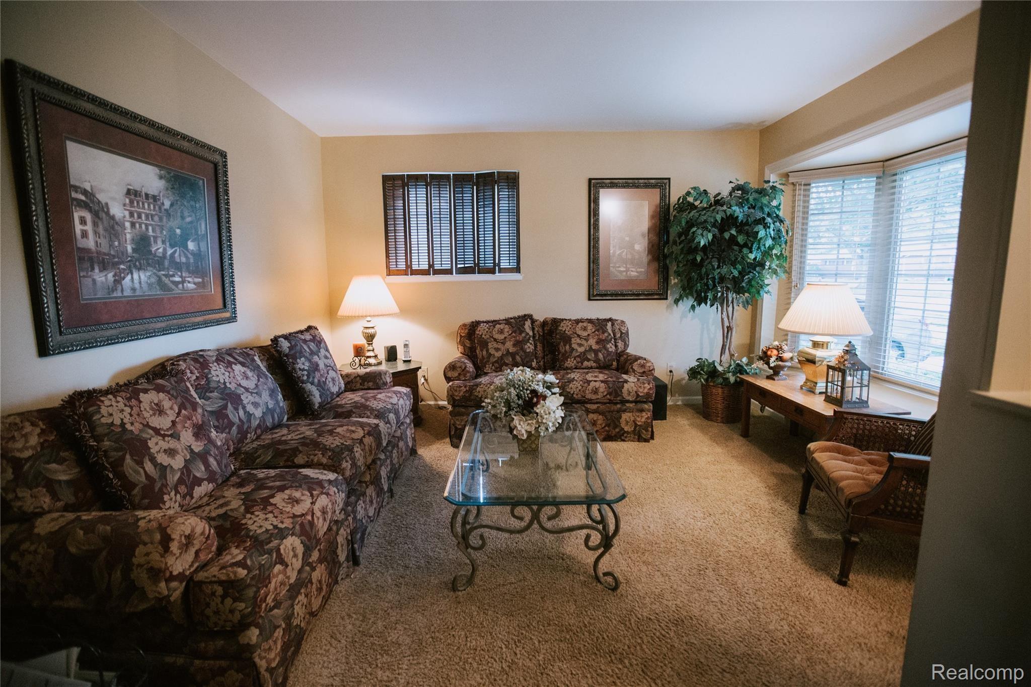 06 - Living Room.jpg