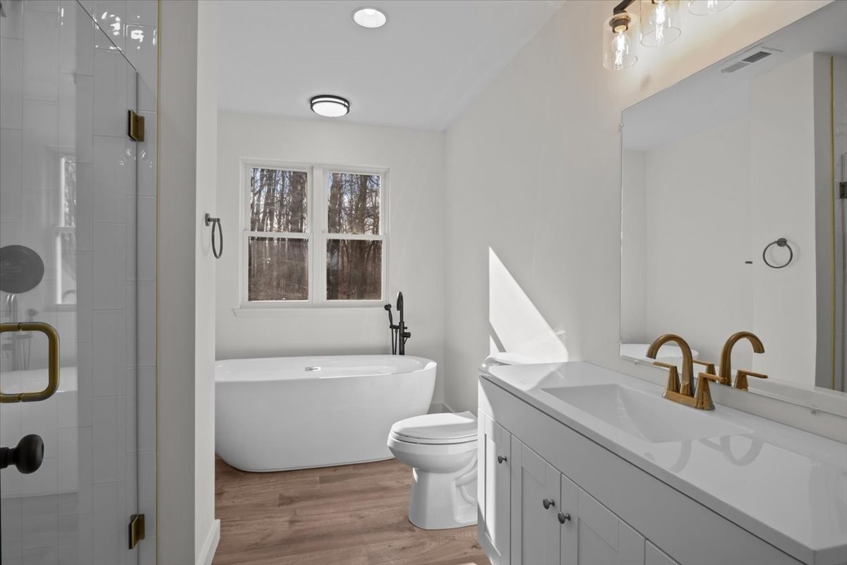 1050 Promise Land Road Charlotte, TN 37036 - Photo 21 of 29 a bathroom with a toilet a sink and a bathtub