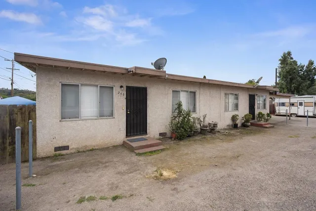 a view of a house with backyard