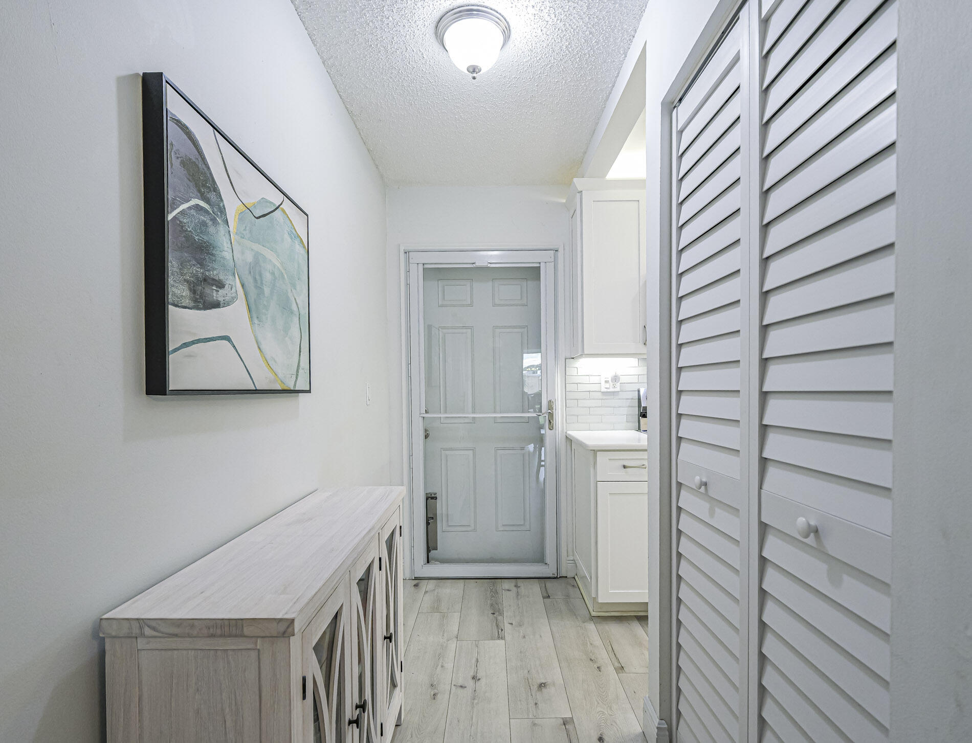 1975 Southwest Palm City Road, Unit 39J Stuart, FL 34994 - Photo 5 of 47 Entry Hallway