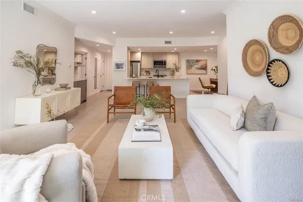 $5,000 | 4401 Moorpark Way, Toluca Lake, CA 91602