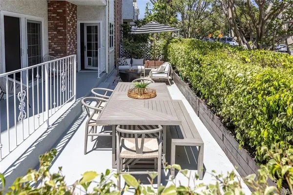 $5,000 | 4401 Moorpark Way, Toluca Lake, CA 91602