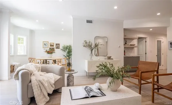 $5,000 | 4401 Moorpark Way, Toluca Lake, CA 91602