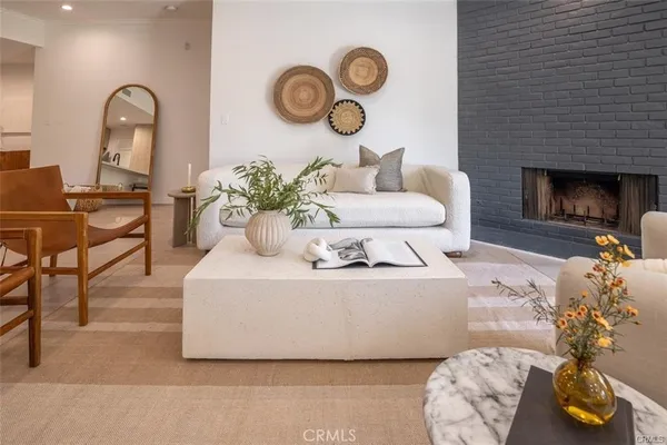 $5,000 | 4401 Moorpark Way, Toluca Lake, CA 91602